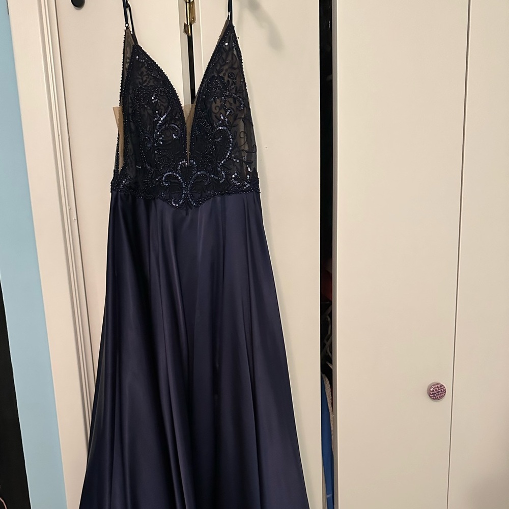 Size 6: Navy sequence prom dress. Only worn once. Very comfy !